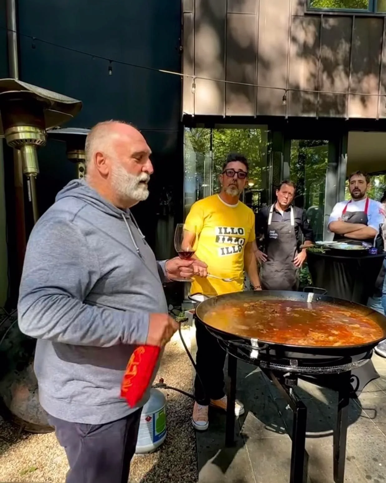 CLANDESTINOS USA · José Andrés al fuego